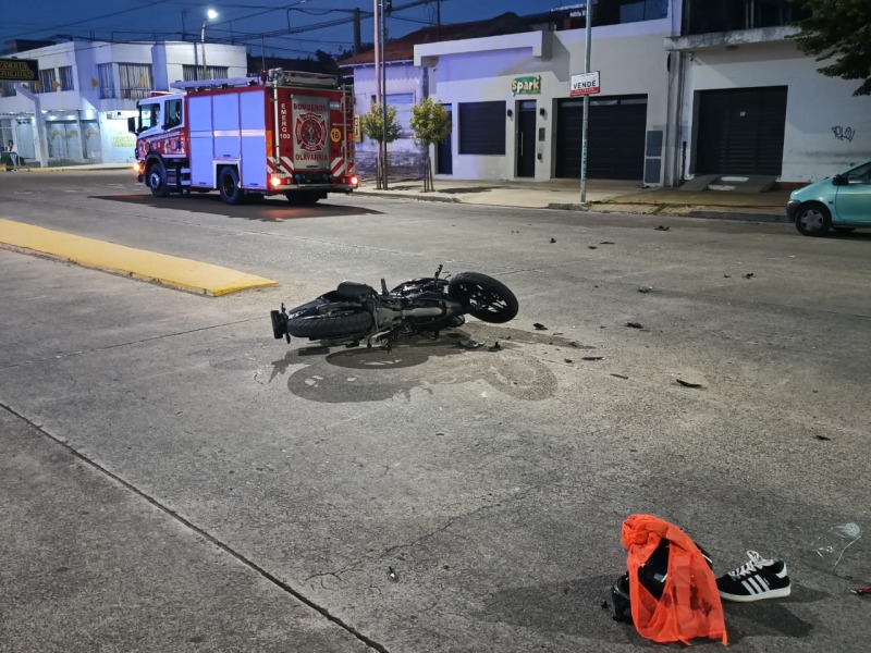 Un motociclista herido tras chocar con un camin de Bomberos